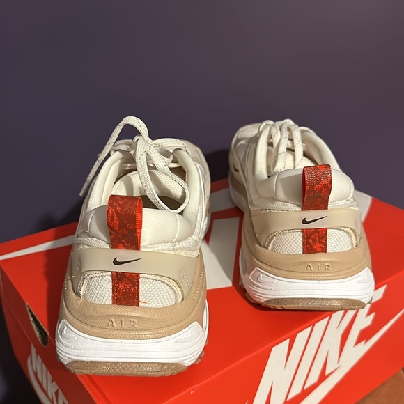 New! Nike Air Max Bliss SE Size 10 in Neutral with a touch of Red - Picture 3 of 5